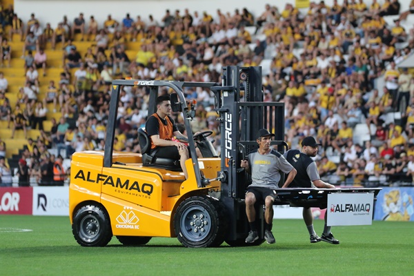 Alfamaq leva inovação ao gramado com empilhadeira adaptada para maca